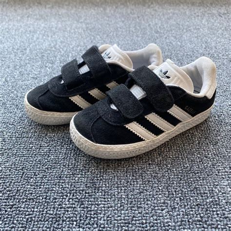 adidas gazelle anak.